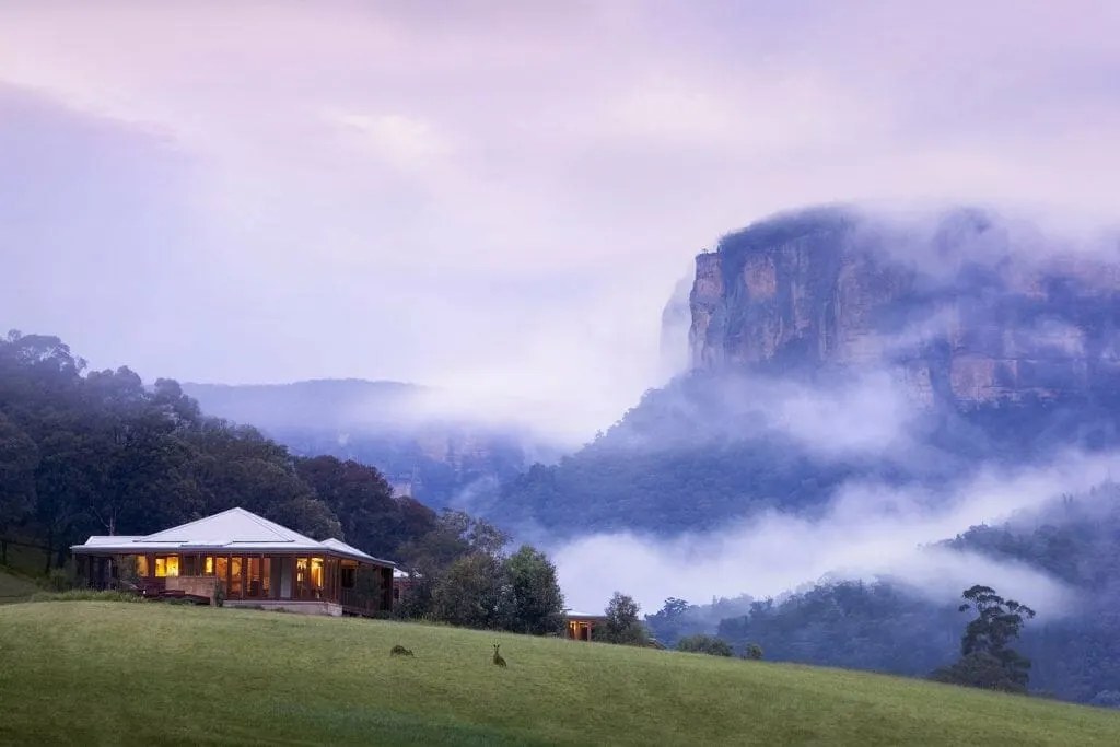 Cottages at the Wolgan Valley all-inclusive resort with blue mountains in background