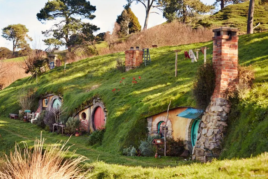 the hobbit holes at Hobbiton movie Set
